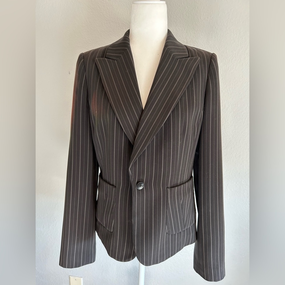 Tahari women’s suit